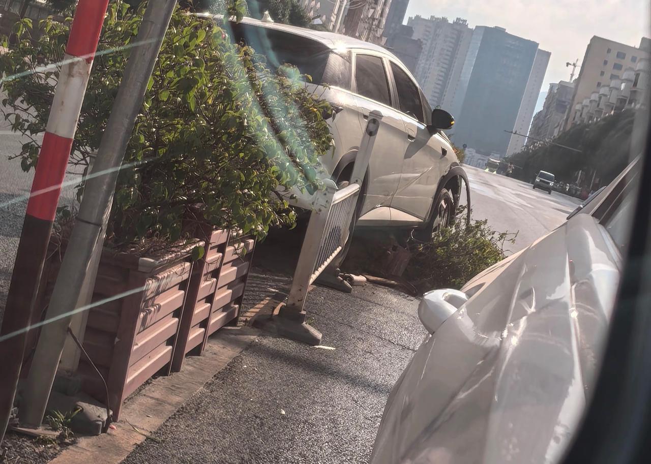 【玉林博白新能源小车撞到厢式绿化带】

5月29日，网友爆料称：玉林市博白一辆新