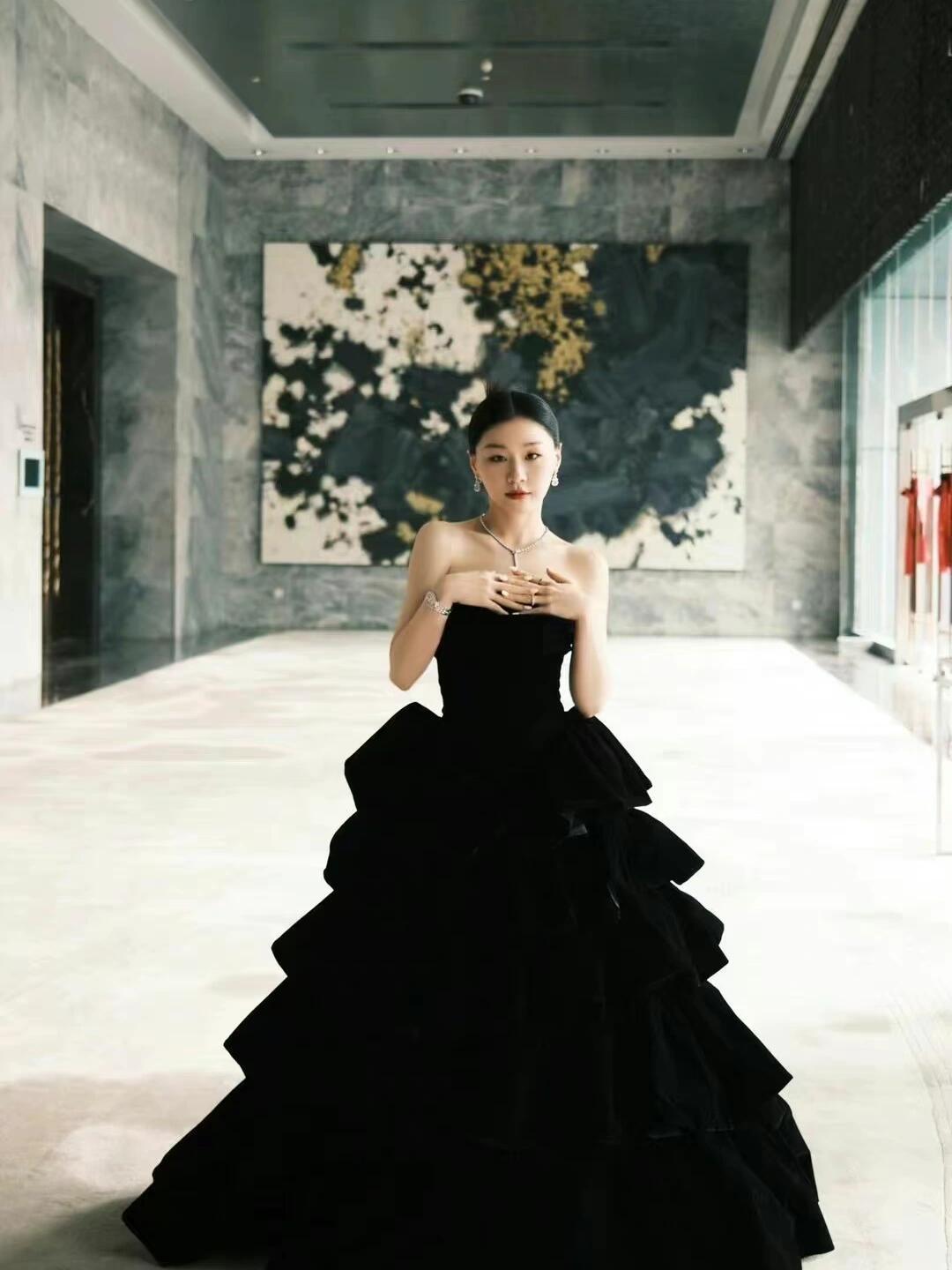 金靖只要不开口，就是大美女吧，开口就是搞笑的大美女。 ​​​