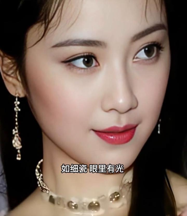 七十二岁的她，身段仍似杨柳肤，如细瓷眼里有光。那份刻在骨子里的东方雅韵历久弥新。