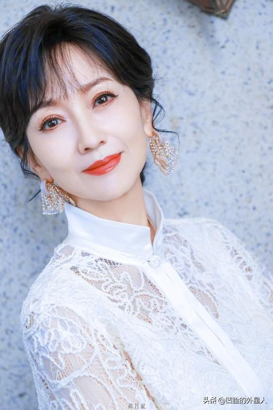 1975年，21岁的赵雅芝嫁给了31岁的香港名医黄汉伟，可婚后3年，赵雅芝便与有