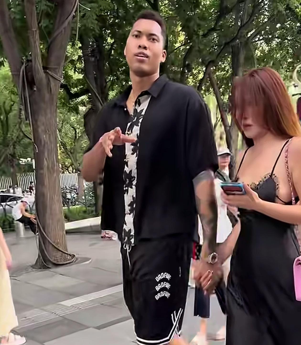 一流审美！CBA球员的妻子都是些大美女！

近日有球迷偶遇CBA球员邱天带着老婆