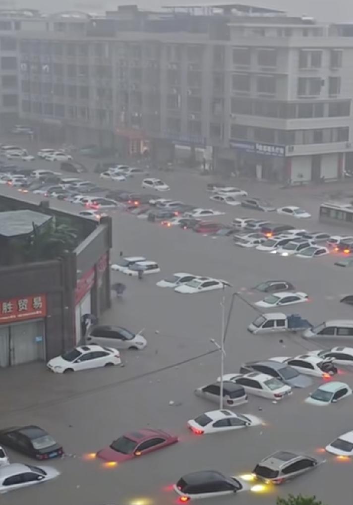 中国第一大城市上海前天下午暴雨倾盆，杨浦区3个小时，降雨量达到212.8毫米，相