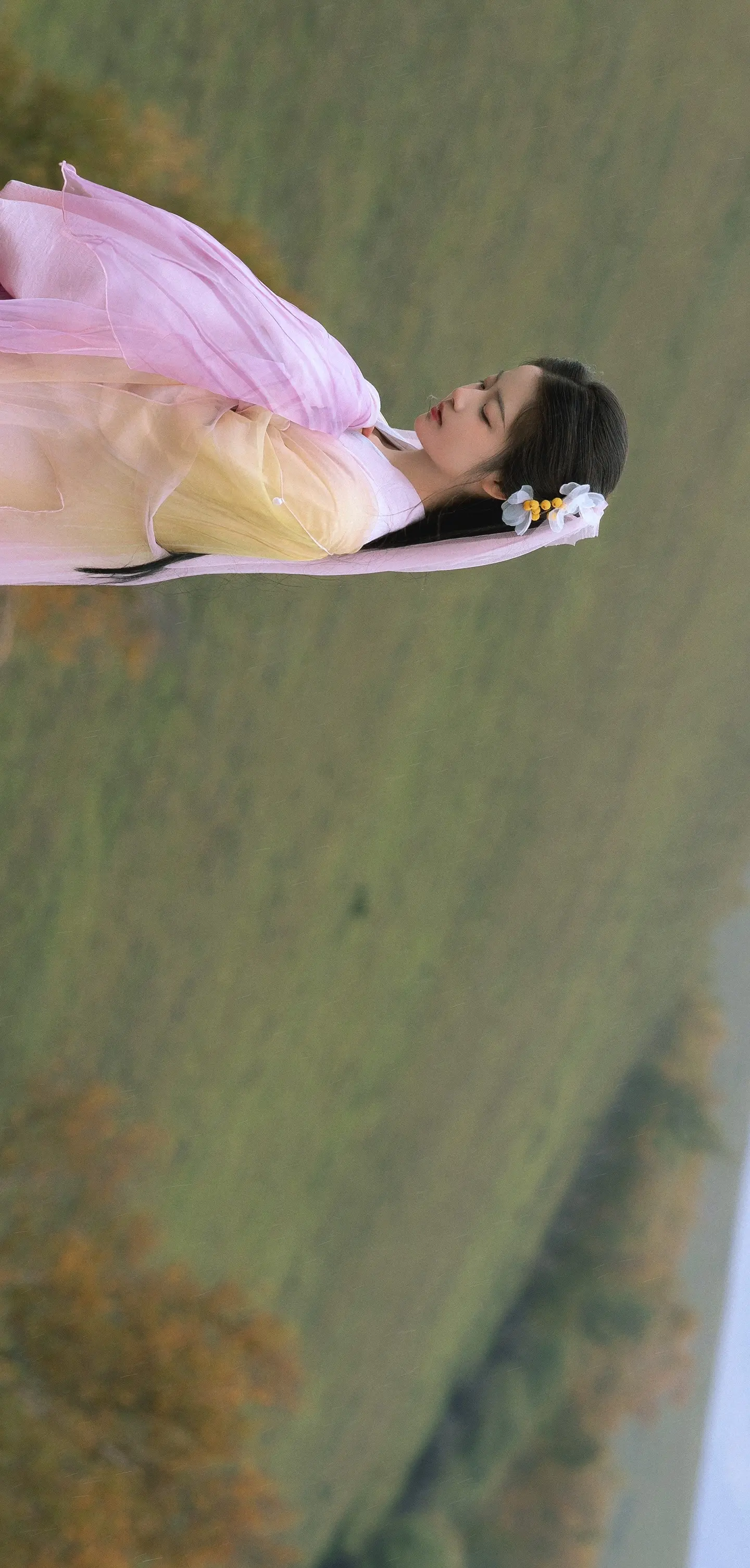 日落跌入昭昭星野，人间忽晚，山河以秋。