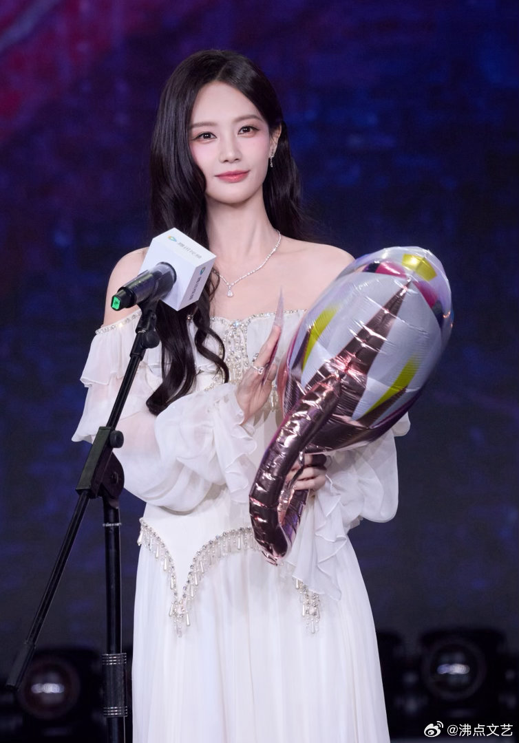 李一桐清唱迷你闪电李一桐唱迷你闪电随性清唱最考验功底，李一桐演绎迷你闪电完美交出