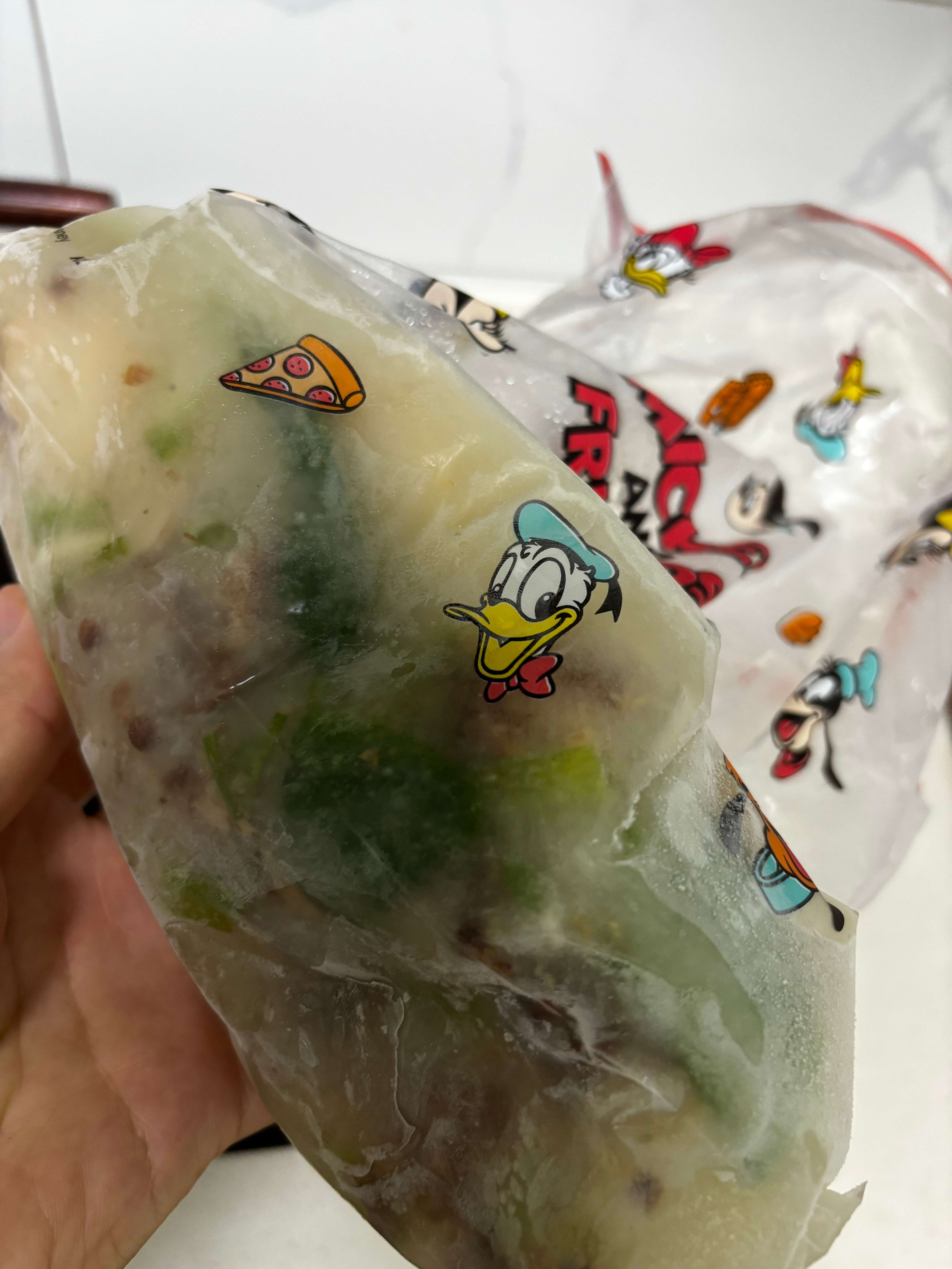 我女朋友是个人才，炖的排骨汤没喝完，找个袋子装起来，塞到冰箱里冻上，下次可以下面