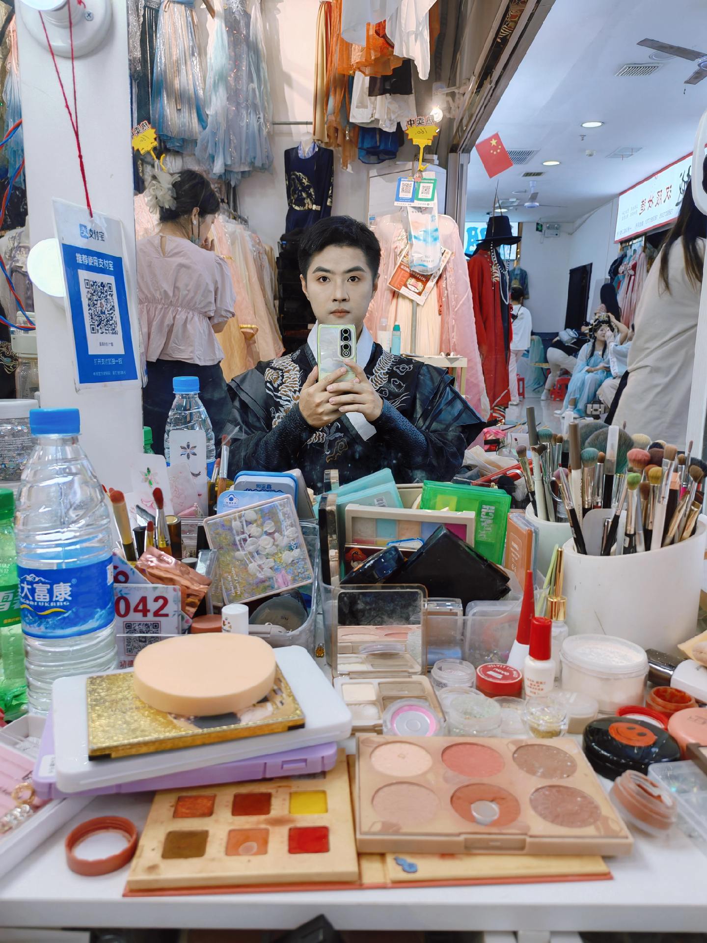 第一次体验汉服。算是不错的体验，就是这个天穿汉服好热。🤣