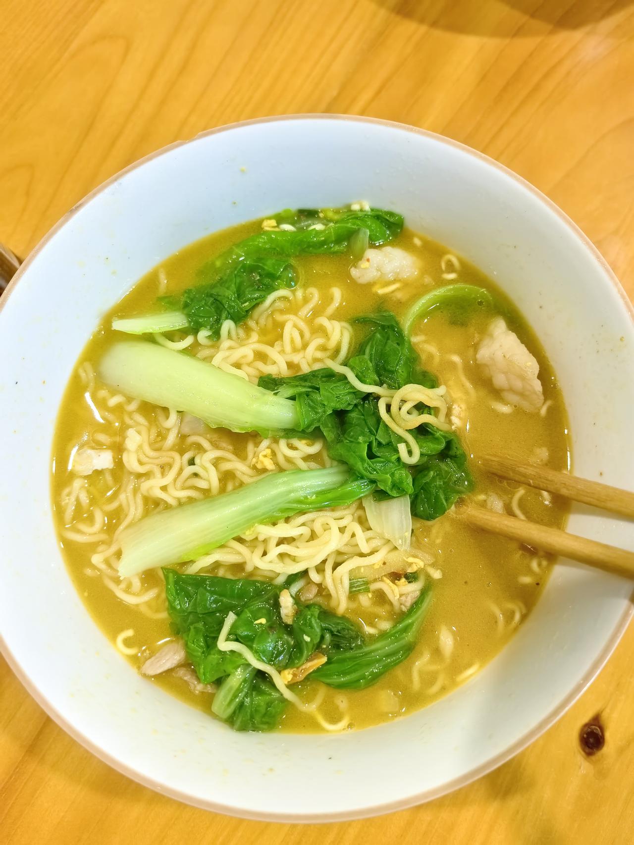 今天晚上的下酒菜
一个人
一碗泡面
一把花生
二两酒
整个世界