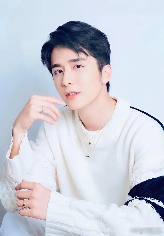 李兰迪 张新成传的沸沸扬扬，但是男方从来没有正式回应过，李兰迪是99年的呀。 ​