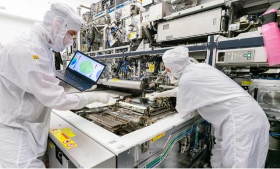 ASML和美国天都塌了，台积电都忍不住开始骂娘！实际让西方和欧美国家没有想到的并