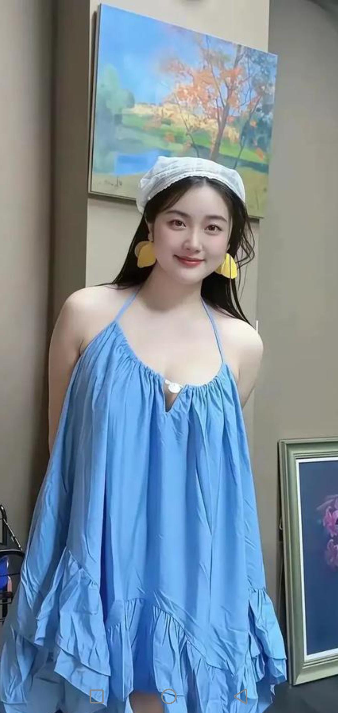 清新夏日穿搭，浅蓝色连衣裙搭配白色渔夫帽，轻松自在，享受美好时光！🌞👗👒