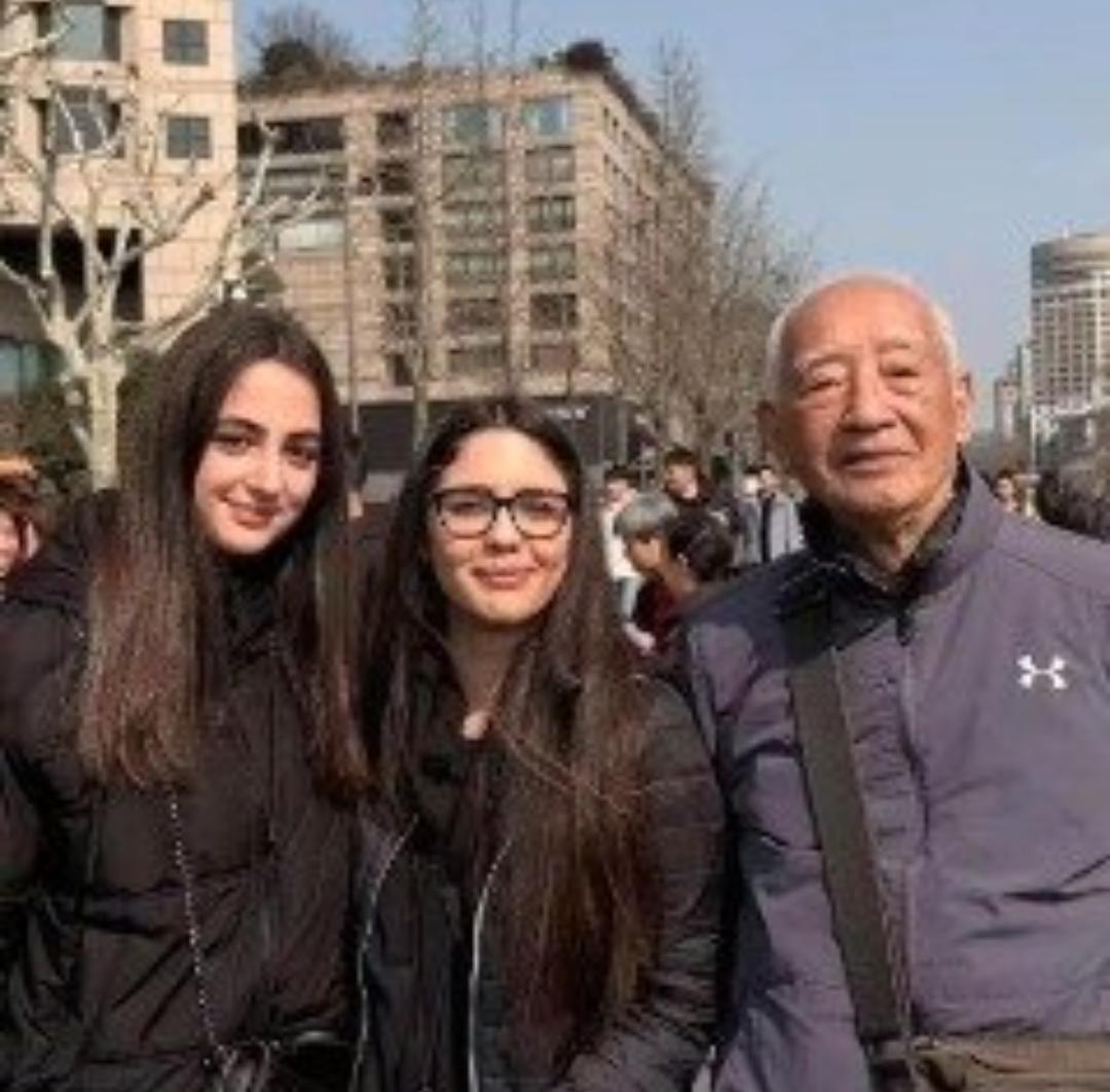 98岁爷爷在西湖边火了！一开口，无数年轻人脸红
 
别划走！西湖边这位98岁爷爷