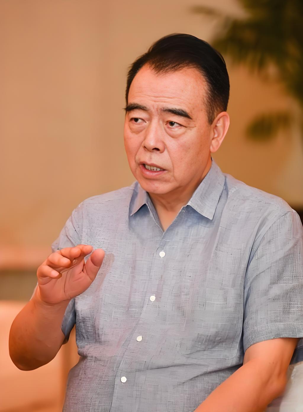74岁的陈凯歌坐在三亚的客厅里摘下眼镜，说了一句让所有人沉默的话

午后的阳光斜