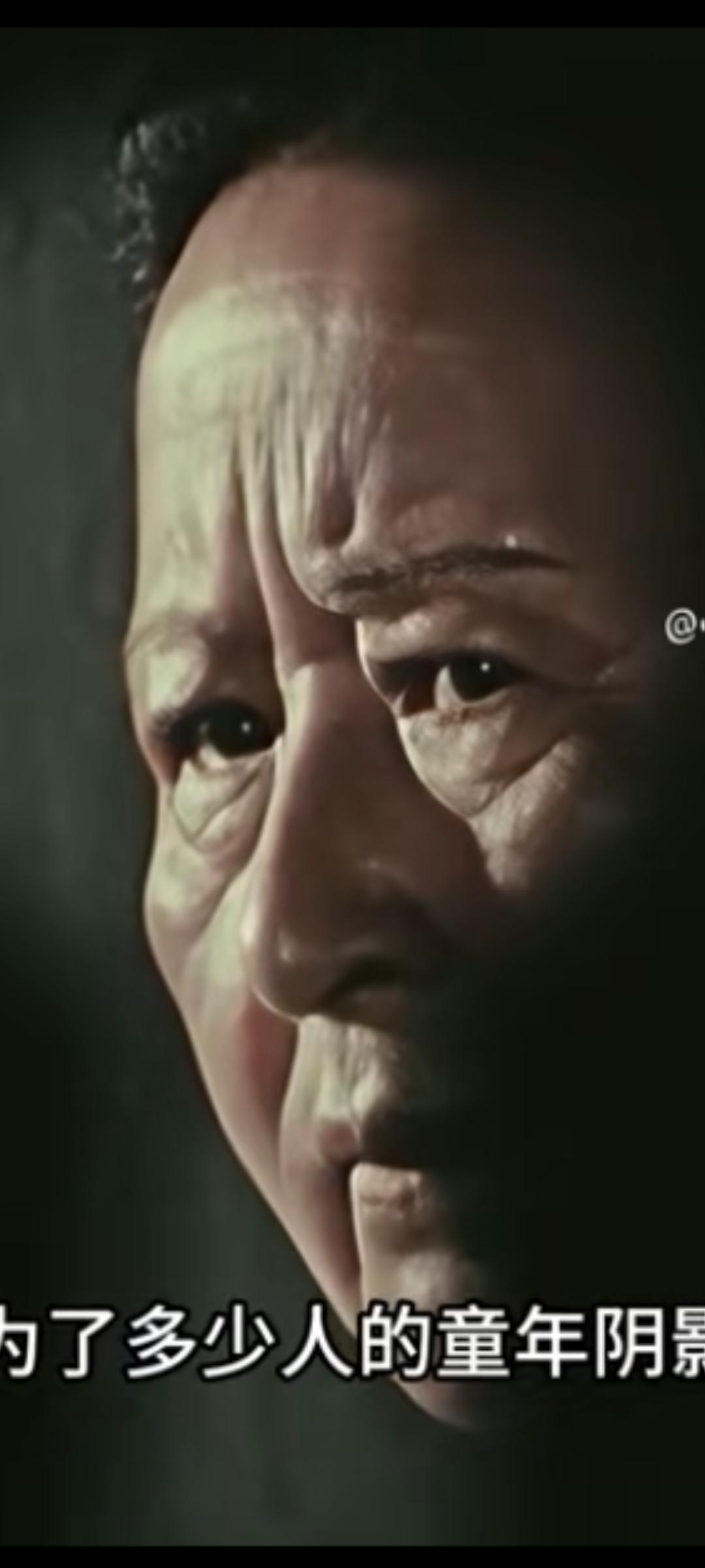 这双从门缝中透出的阴暗目光，是多少人童年中的阴影!电影《黑三角》中的苏联克格勃特