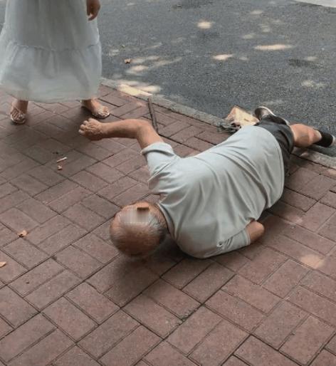 山东聊城，一大爷在家里面上厕所时，不慎摔倒，送医抢救无效死亡。家属哭红了眼，按老