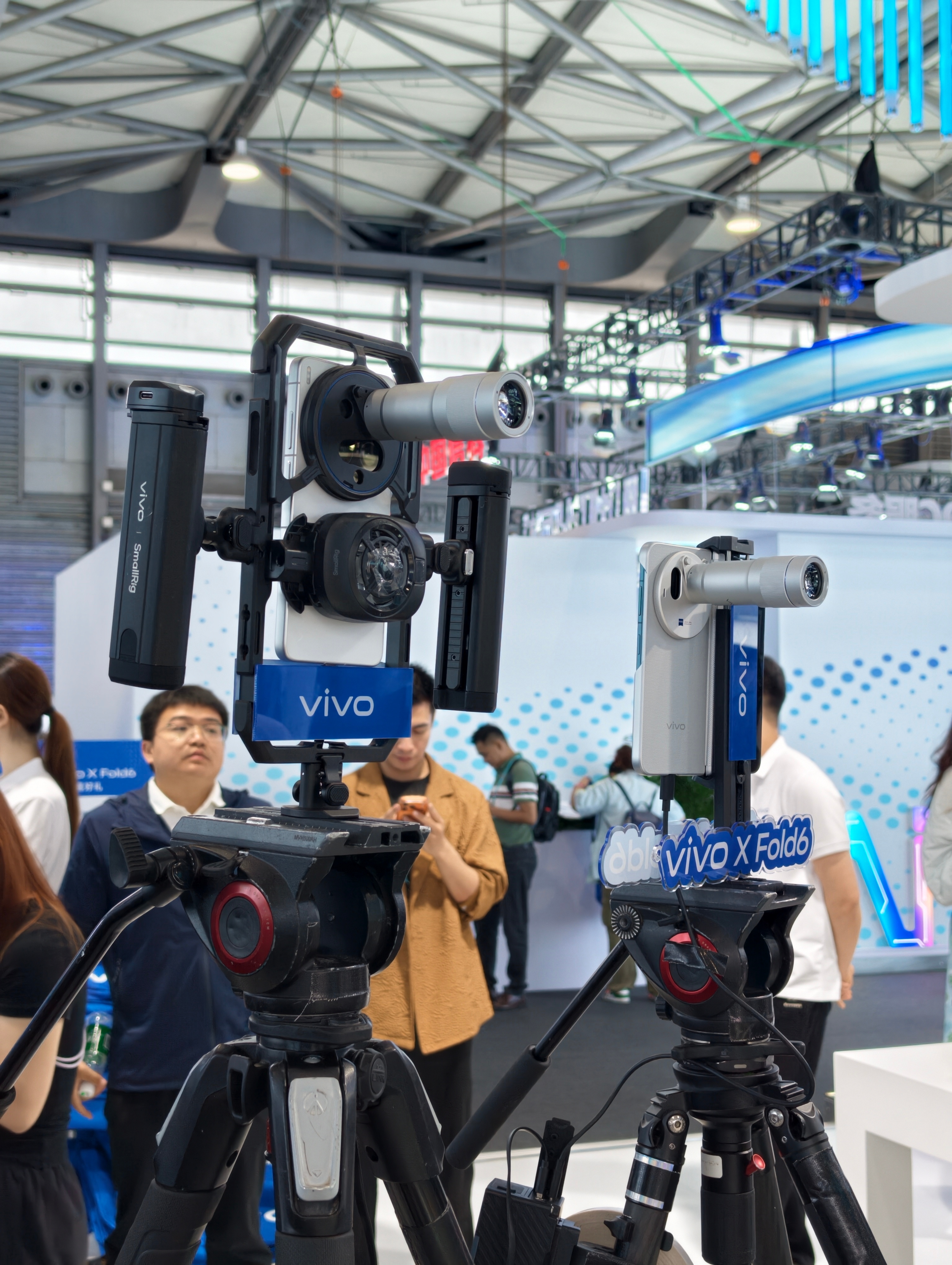 来上海MWC vivo展台，看到了明天要发布的大折叠vivo X Fold6，并