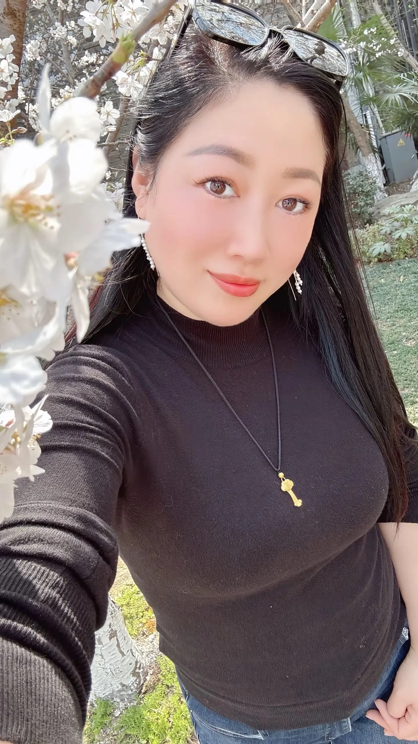 樱花树下站谁都美，我的爱给谁都热烈，不是。你好，是我好！