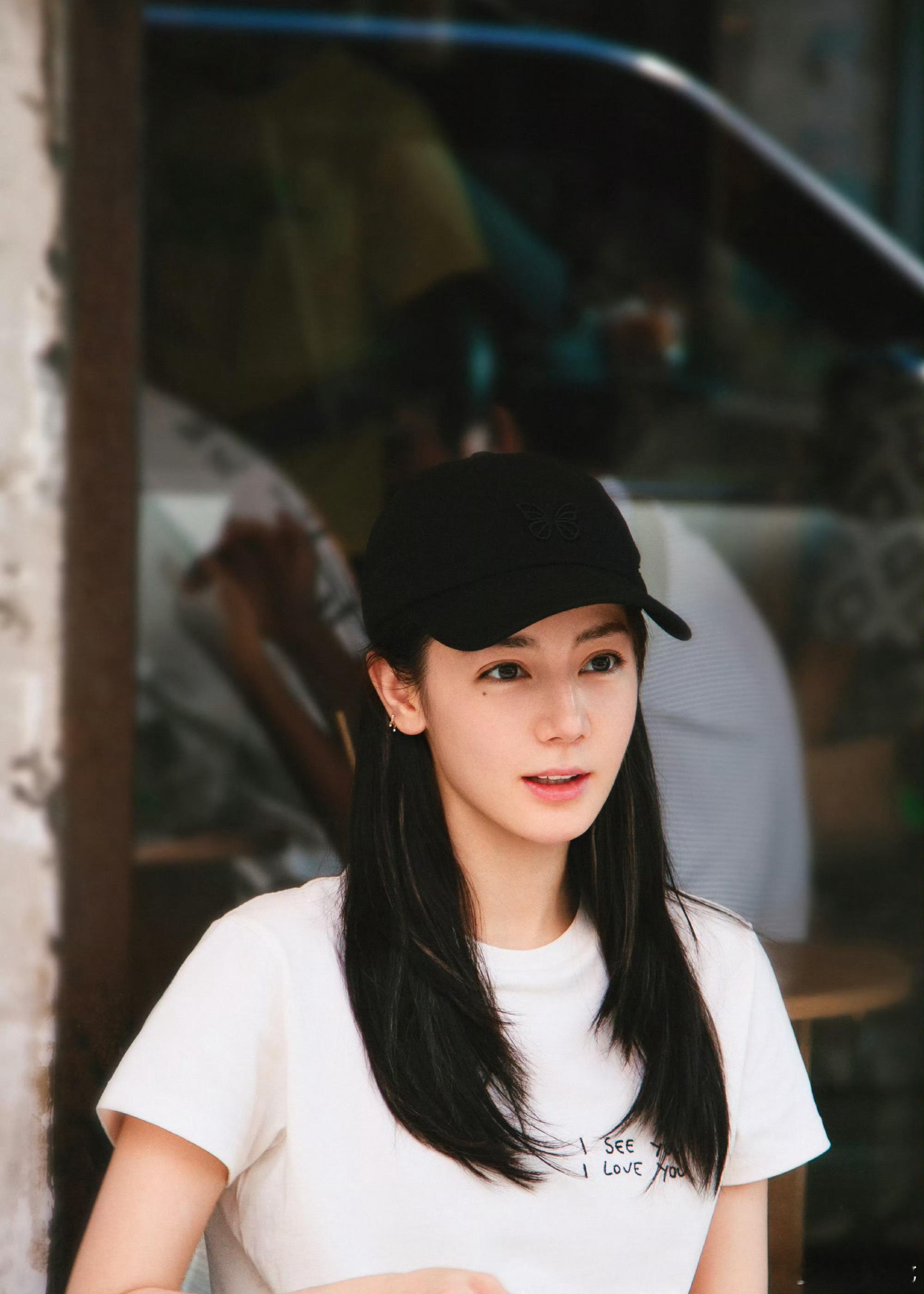 迪丽热巴美商私服审美在线，简约休闲的搭配，松弛感直接拉满。迪丽热巴