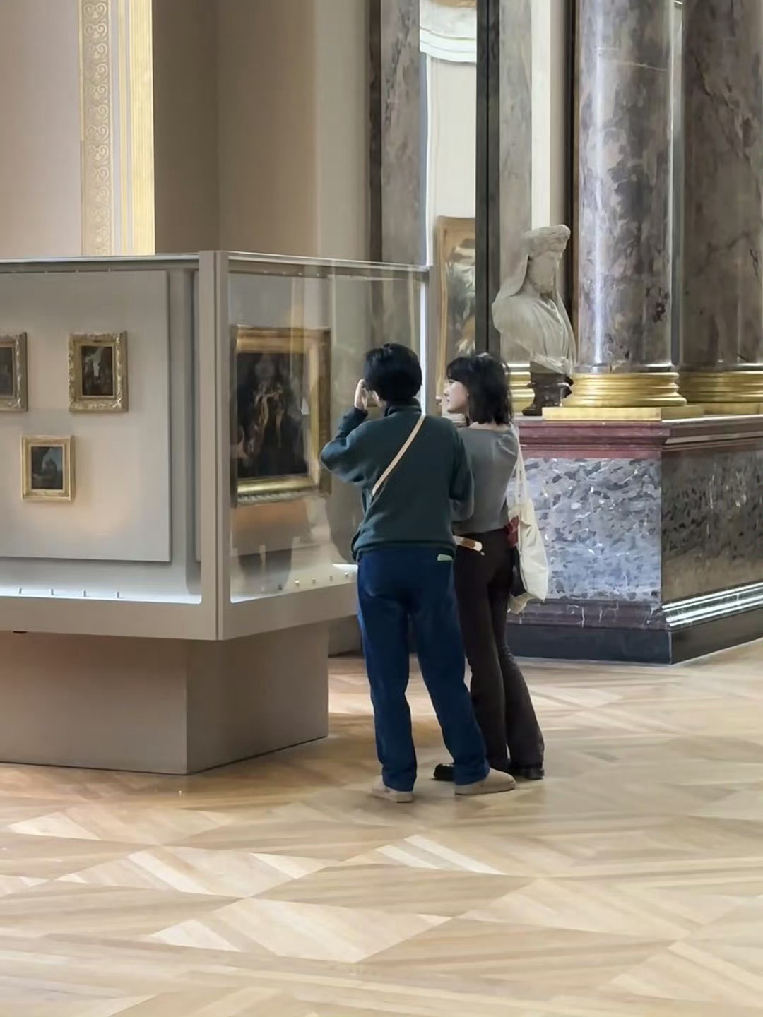 巴黎卢浮宫偶遇文淇 美美的文淇 满满的文艺气息！很符合对小老淇的印象巴黎卢浮宫偶