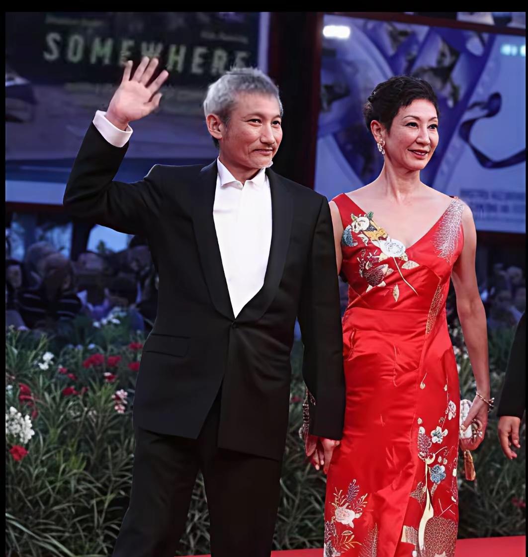 施南生太“割裂”了！
生活中她称徐克为“姥爷”，替他削水果、挤牙膏。为他的电影四