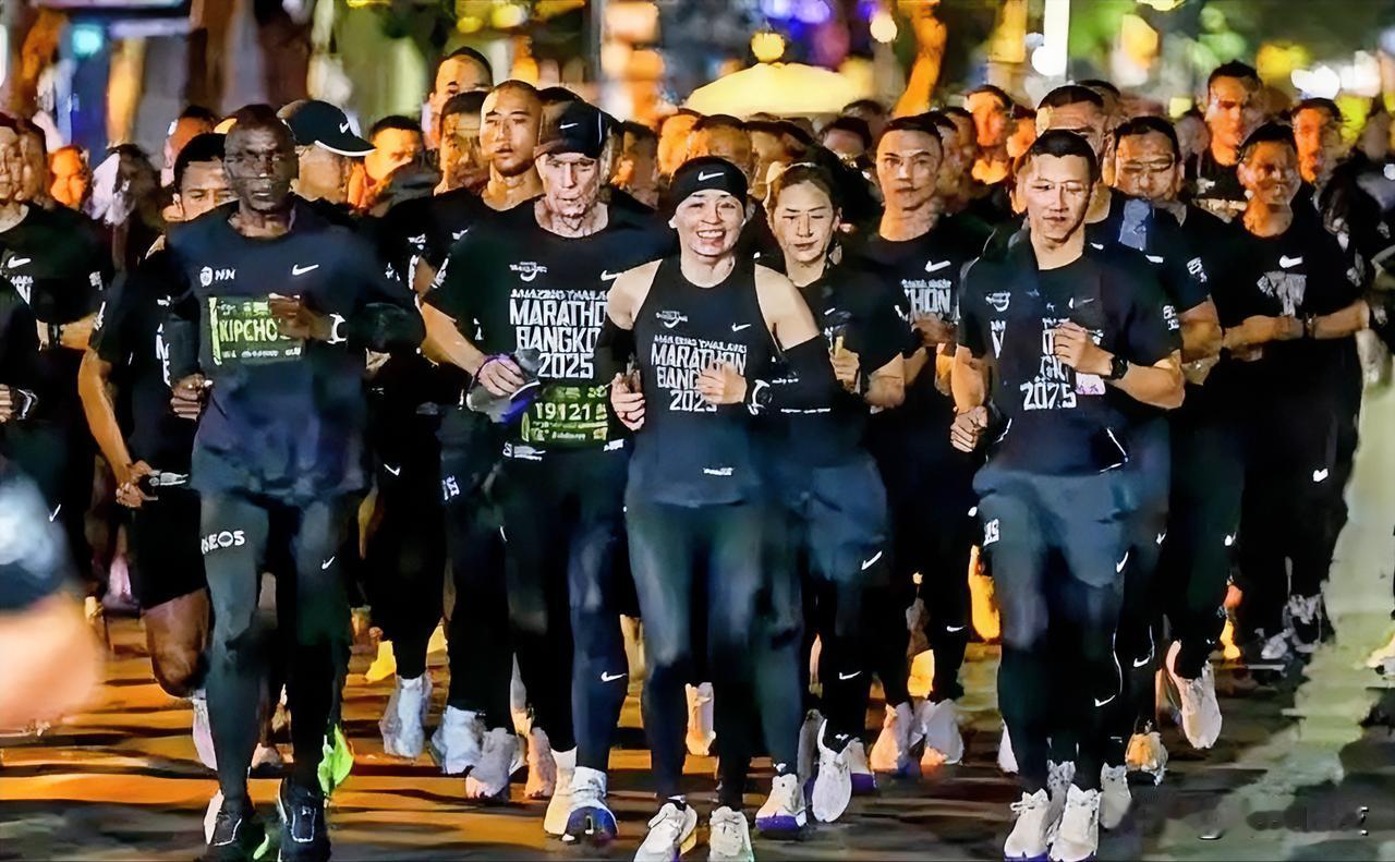 47岁的苏提达王后，素颜换装，一身运动装，21.1公里。2小时26分完赛马拉松。