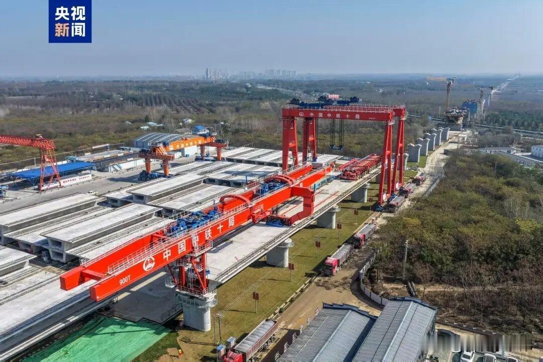 作为沿江通道核心工程，合武高铁全长约360公里，设计时速350公里。建成后，武汉