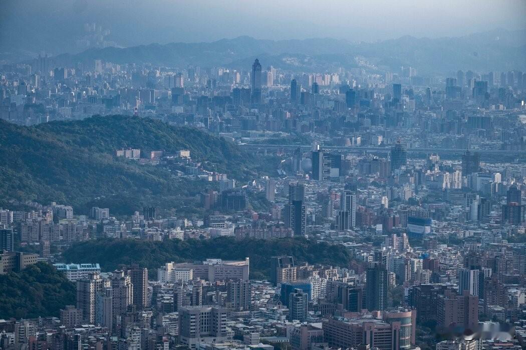 纽约时报今天（2月25日）报道：“2023年7月，苹果的库克、英伟达的黄仁勋和A