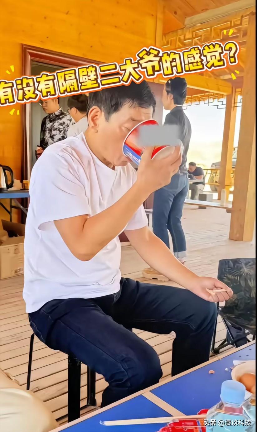 千亿总裁魏建军，也和我们一样，吃泡面喝汤就茶叶蛋，另有苏打水加火腿肠，有没有隔壁
