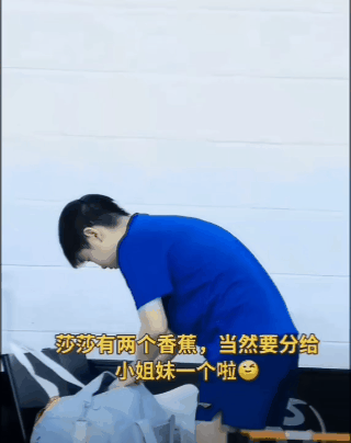 有一种友谊叫莎莎和佳佳
真正诠释了最好的姐妹情
莎莎和佳佳从年少到成年已经相识很