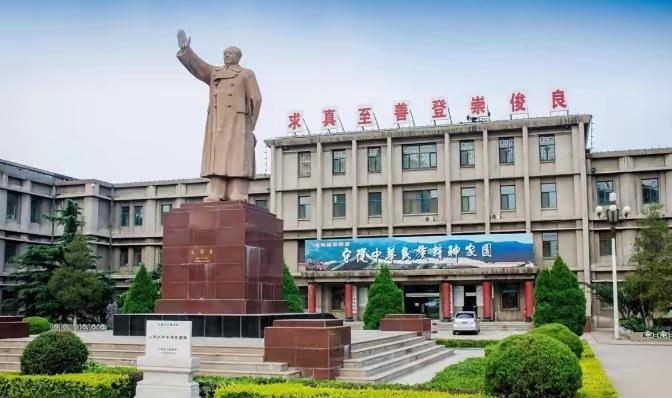 1980年，山西大学接到上级通知，要求拆除校内的毛主席塑像，但由于广大师生的坚决