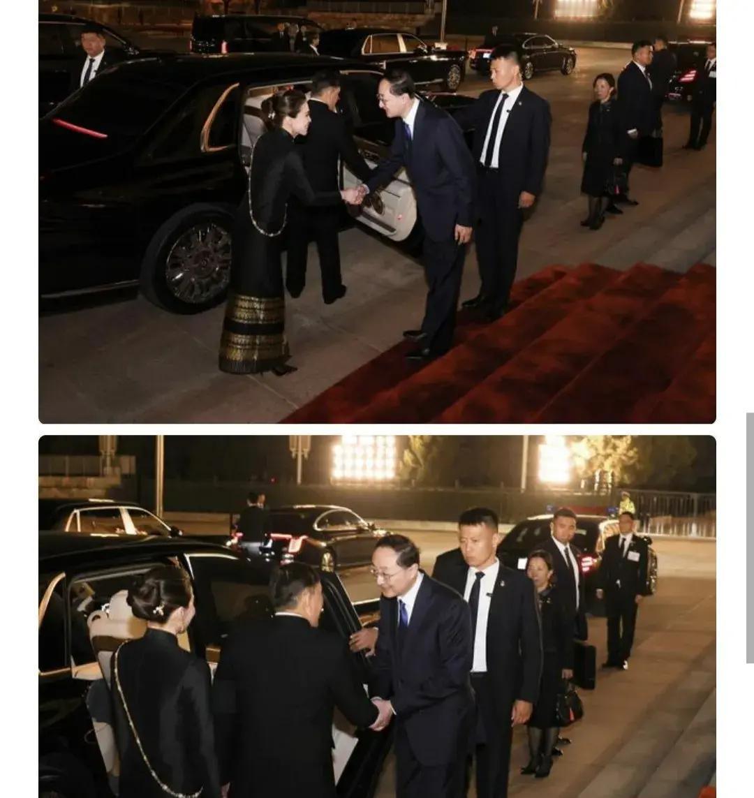 就在刚刚
 
泰国国王玛哈·哇集拉隆功在北京的随行画面突然刷屏了。
 
从公开的