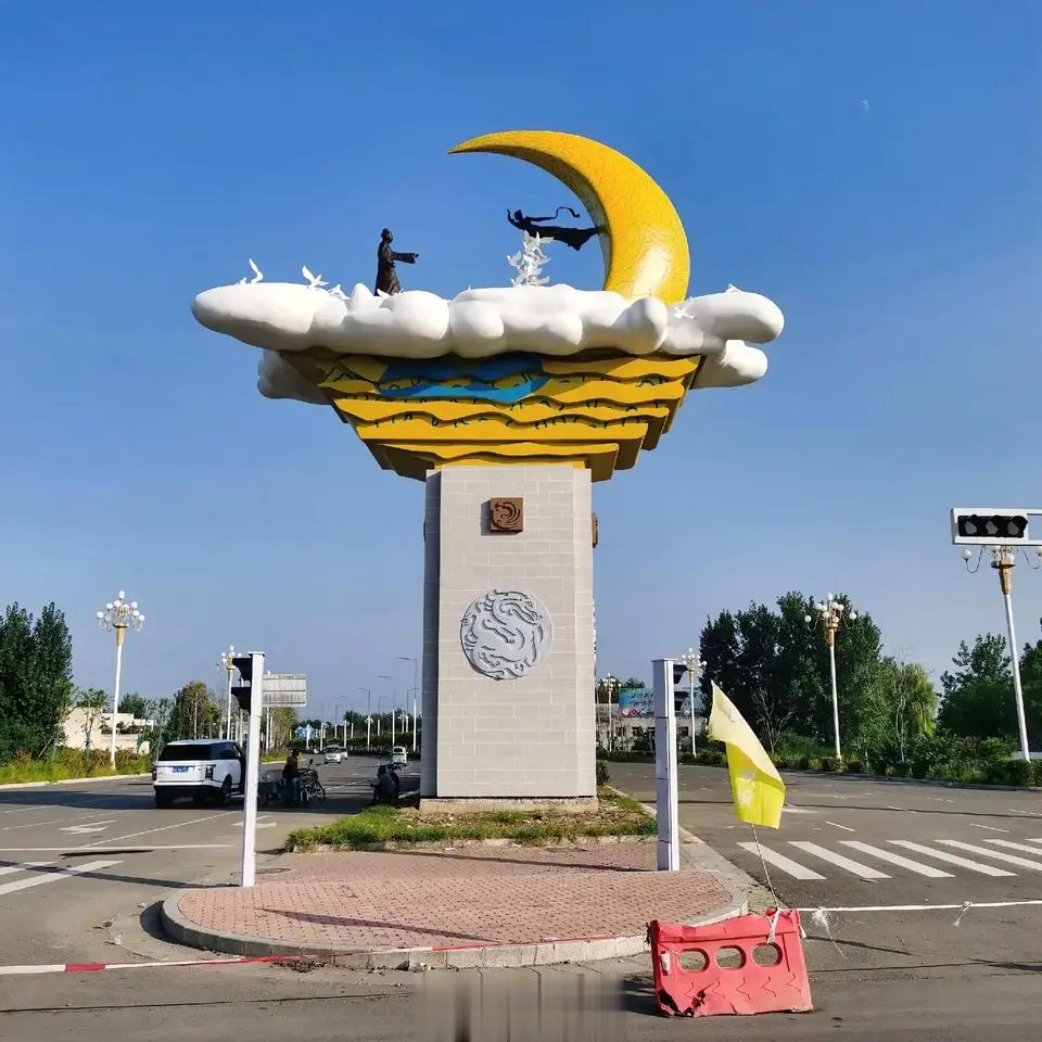 这个雕塑，土到掉渣。[允悲] ​​​