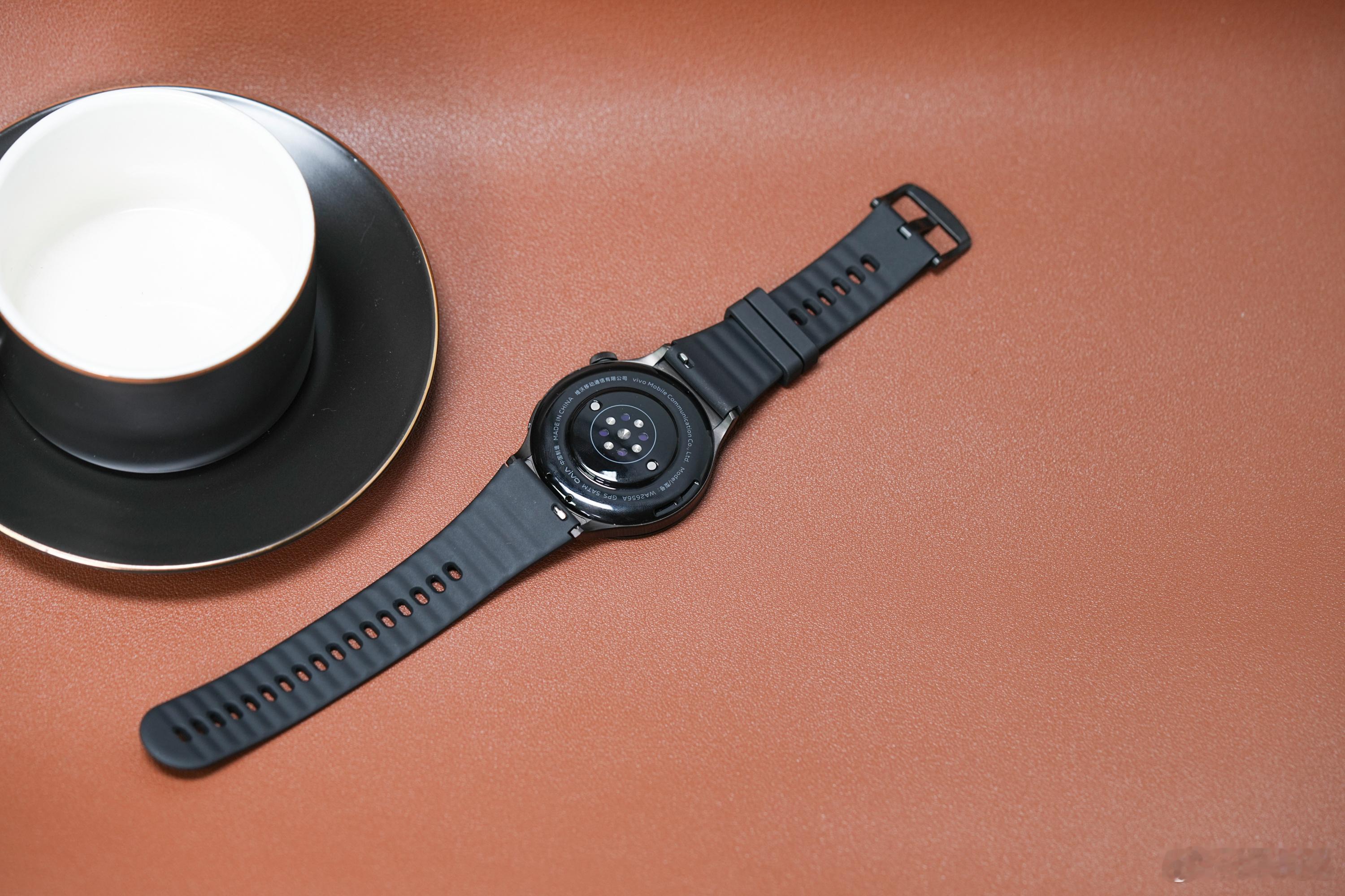 vivo WATCH 6这次采用了高端腕表同款的蓝宝石玻璃镜面，屏幕显示效果更为
