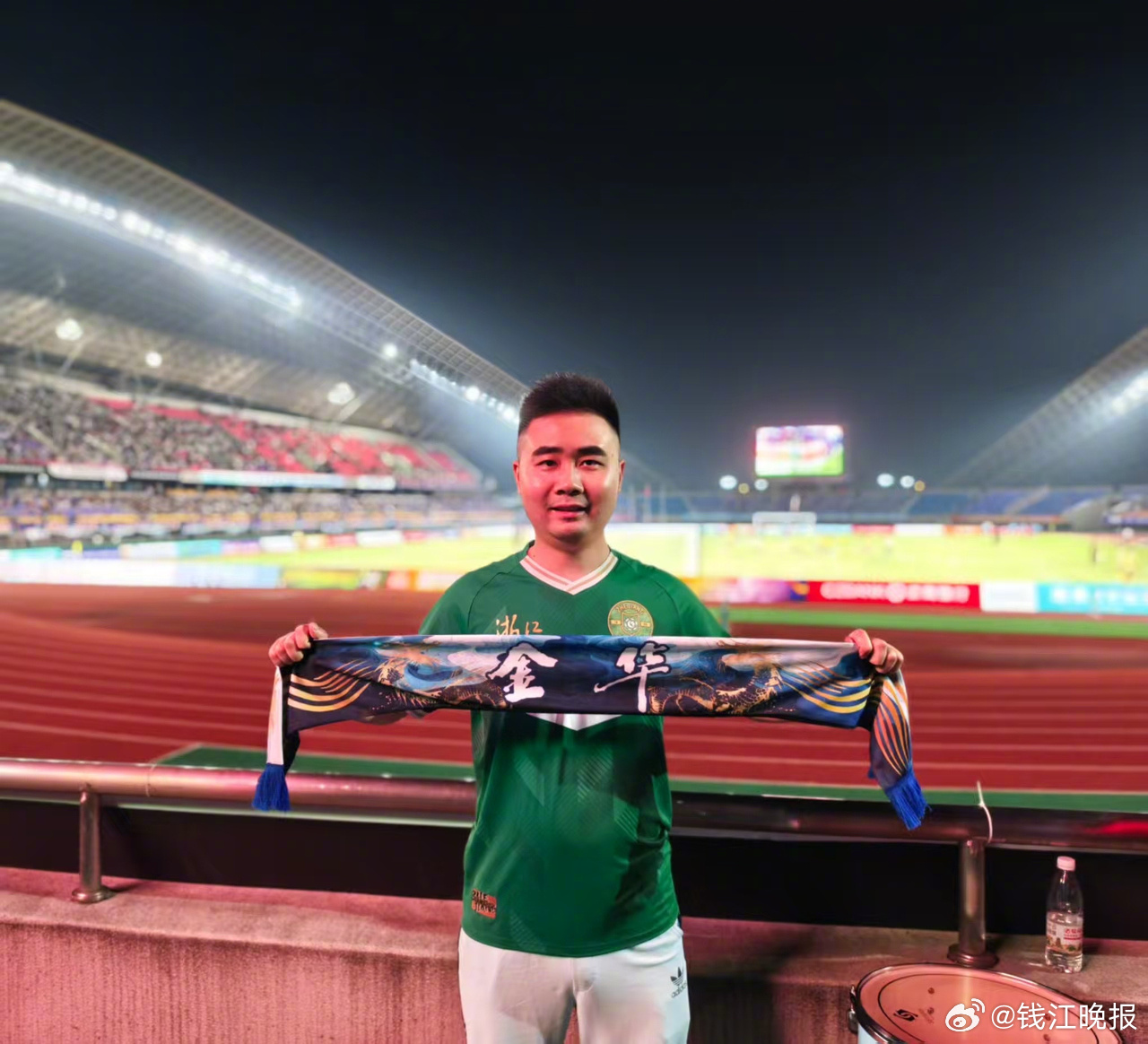 #吴越们现场看吴越杯#每场都有万人以上的观众来捧场，浙江草根足球第一次来到了全省