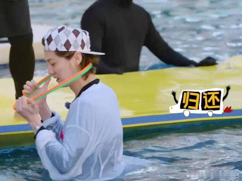 鹿晗被邓超偷袭 鹿晗：我就吃瓜而已，怎么就被偷袭了！五哈套圈游戏，他笑得超开心完