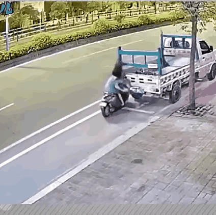 骑电动车女孩他是不会避？还是眼睛看不见？左边那么宽的路他不走，硬要往停在那里的小