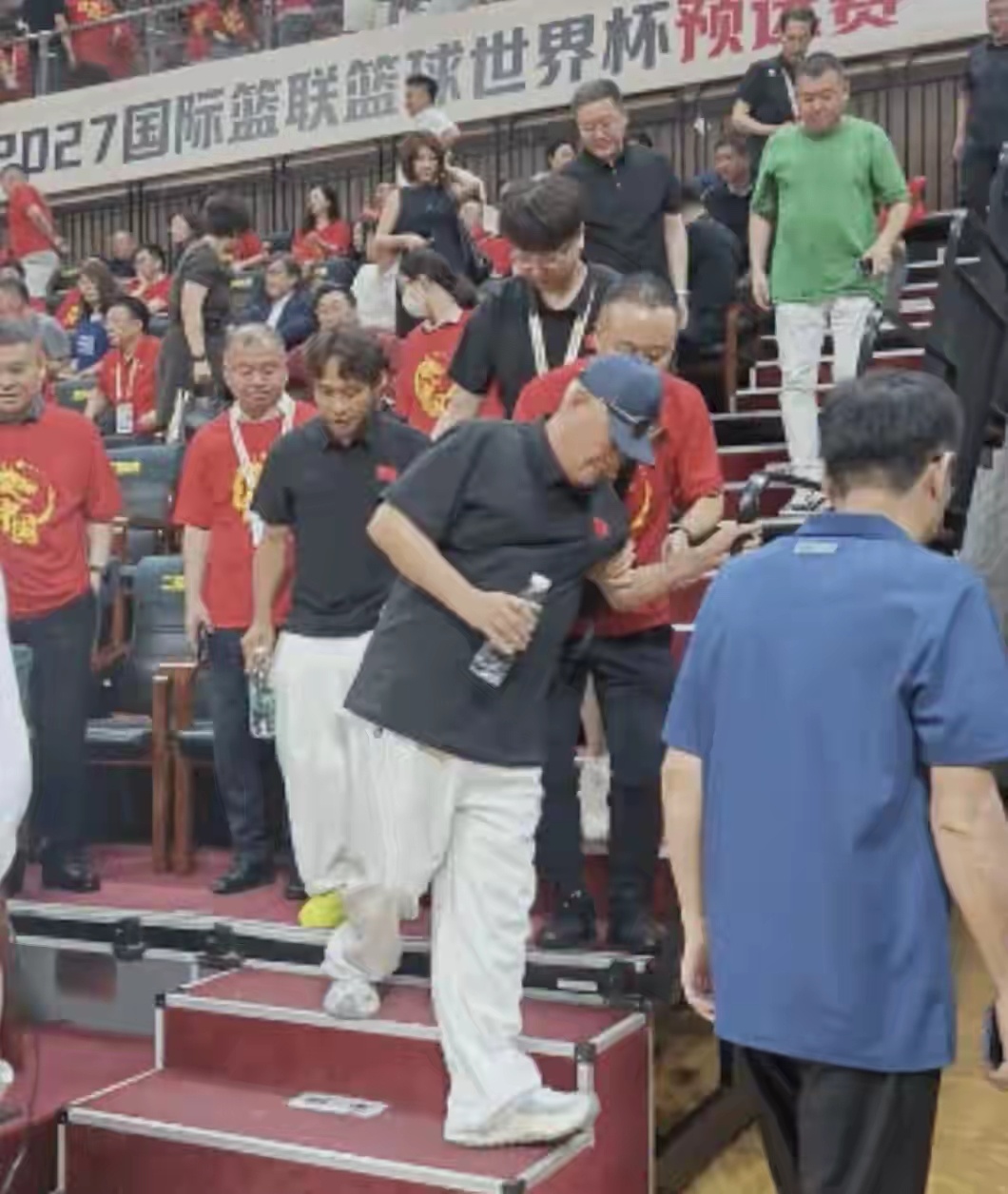 好久不见的赵本山现身观看中国男篮比赛，但在目睹男篮19分输日本以后提前被人搀扶离