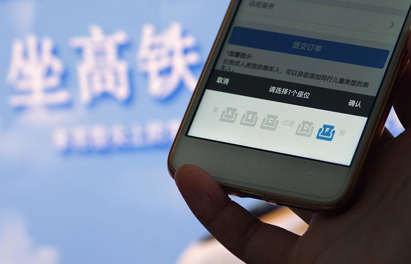 在12306上买火车票，高铁座位可以自助选择，而普通绿皮车却不能选
      