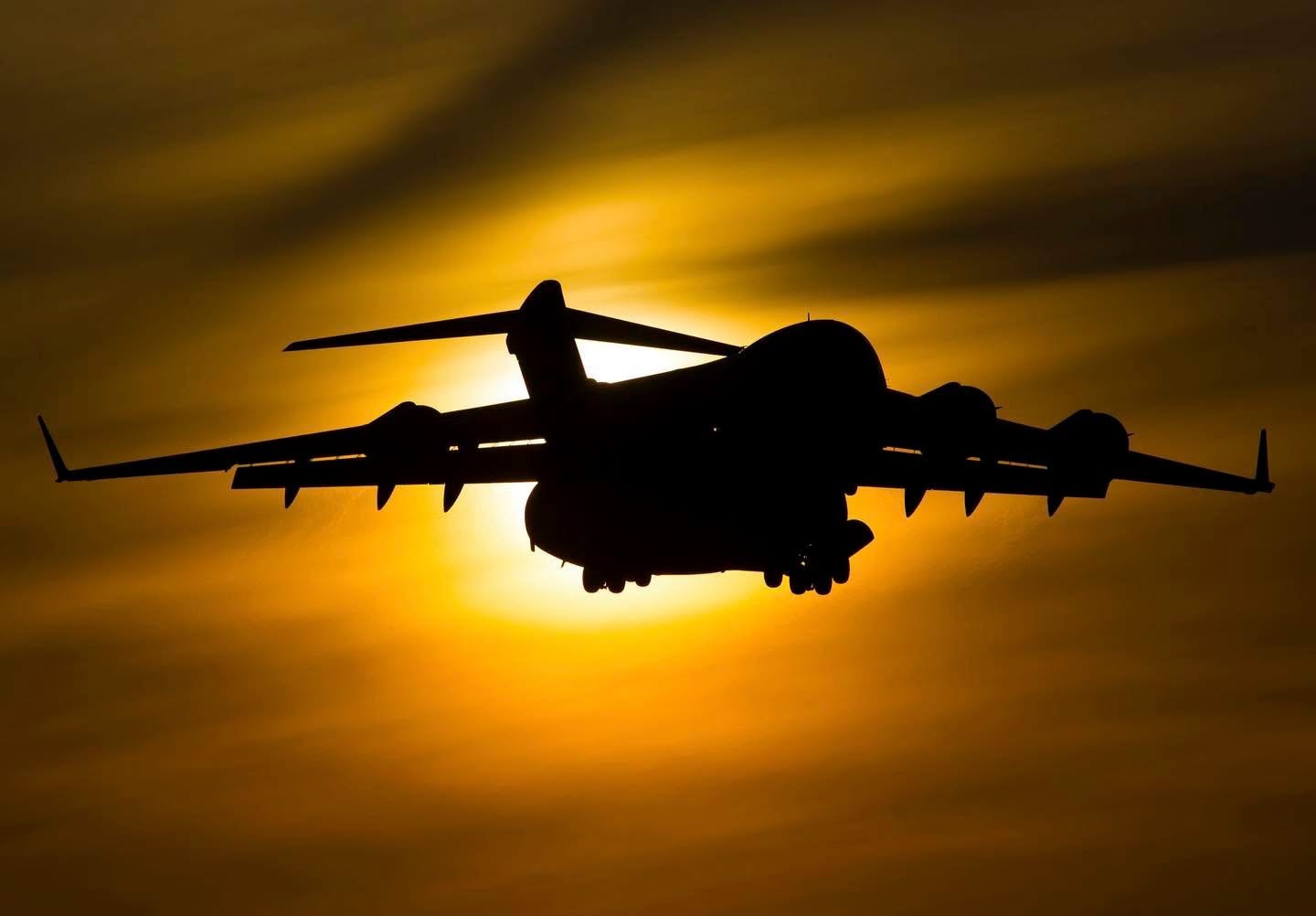 美国空军（USAF）C17和希腊空军（HAF）C130晚安Photo credi