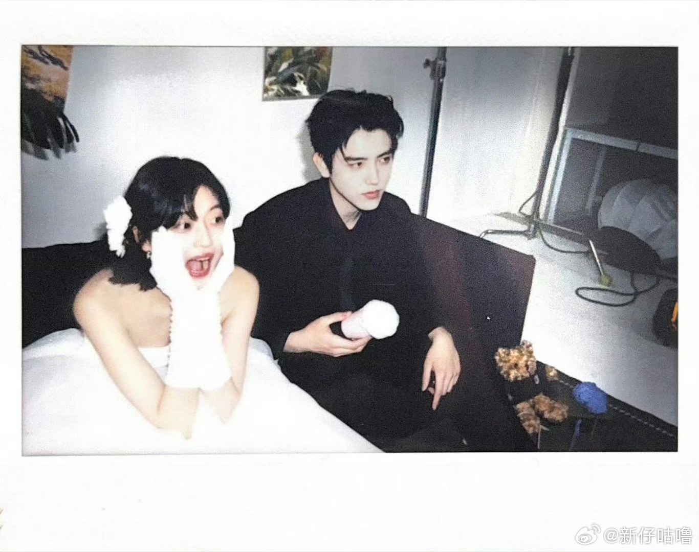 第一张是松弛的日常感：他举着相机，指尖的戒指在暗光里闪着光，她侧头浅笑，发丝轻扬