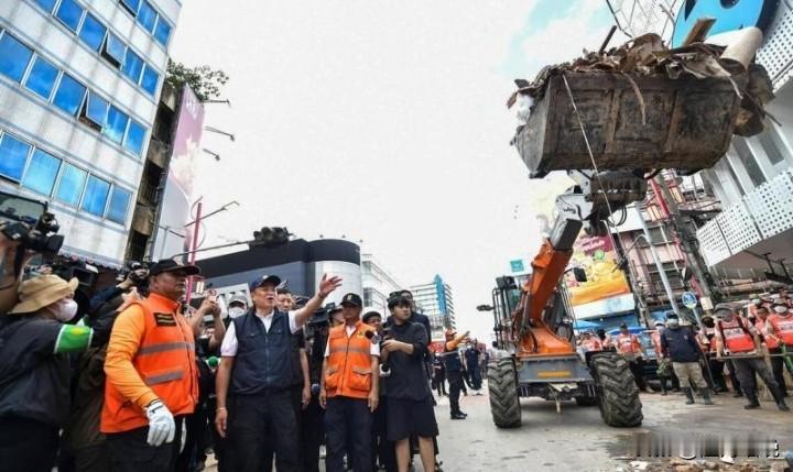 泰国首相阿努廷视察遭受洪灾重创的合艾市后，下令14天后完成灾区清理目标，全力推动