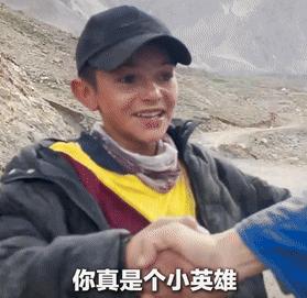 火上央视新闻了！9月10日新疆，一男子开车下山时，遇到一位男孩独自站在路边，以为