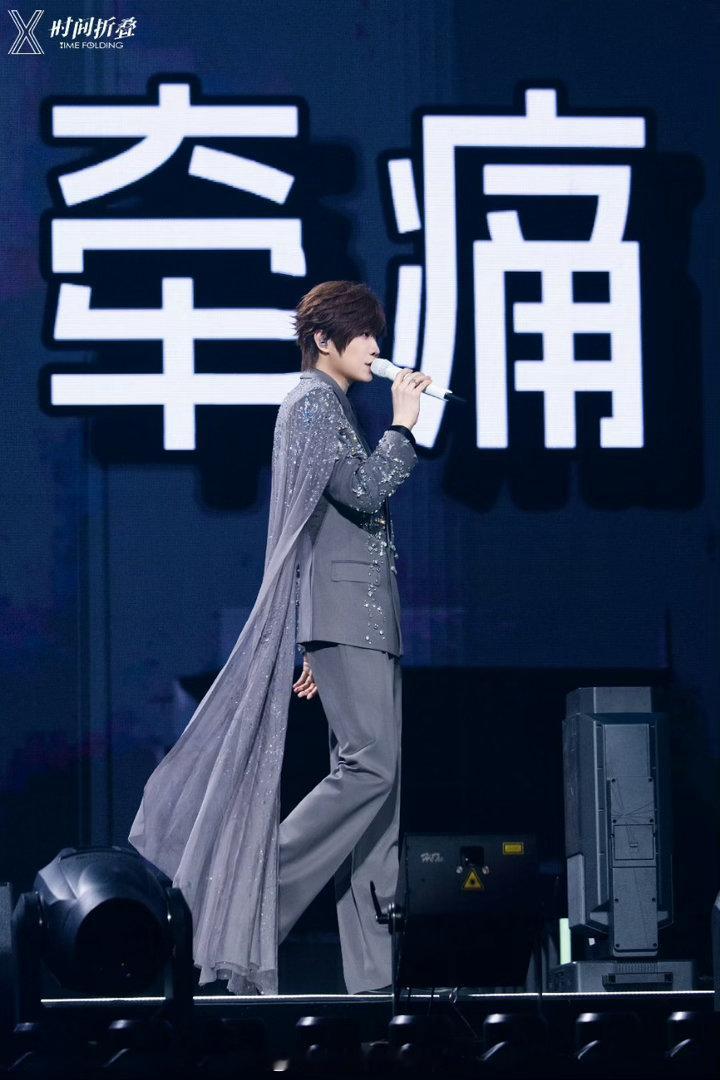 徐良演唱会万人狼人杀徐良演唱会身份牌等待开场不再枯燥！徐良准备狼人 杀身份牌铺满