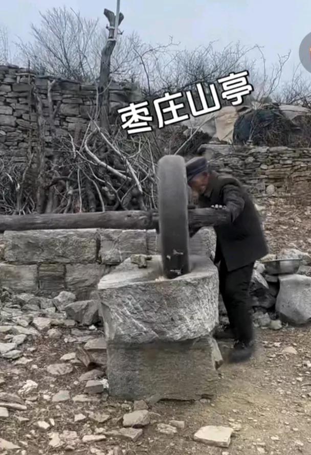 今天真实照片，揭示高度科技文明与特别贫穷落后交织下的中国(下图)。远处山坡上是高