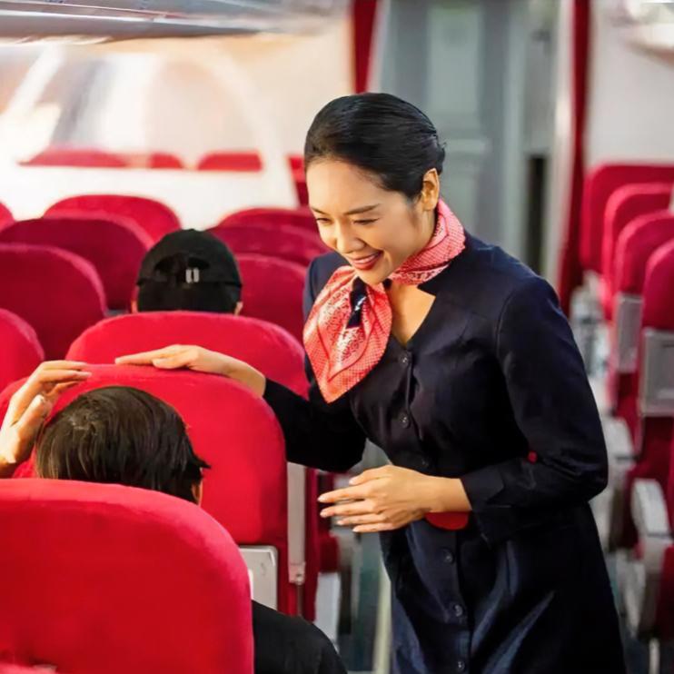 刚刷到春秋航空招“空嫂”的消息，热度很高！此次招聘面向25-40岁人群，优先选择