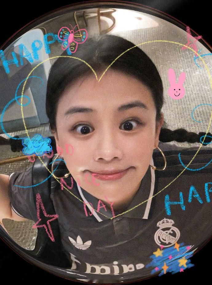 #马思纯双马尾cool女孩##马思纯双马尾甜酷感# 马思纯今日的双马尾造型，甜酷