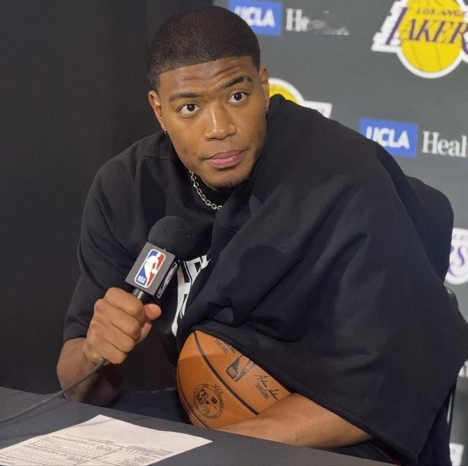 这把开心了！八村塁谈生涯首个绝杀：

“太疯狂了，这是我第一次绝杀！詹姆斯事先就