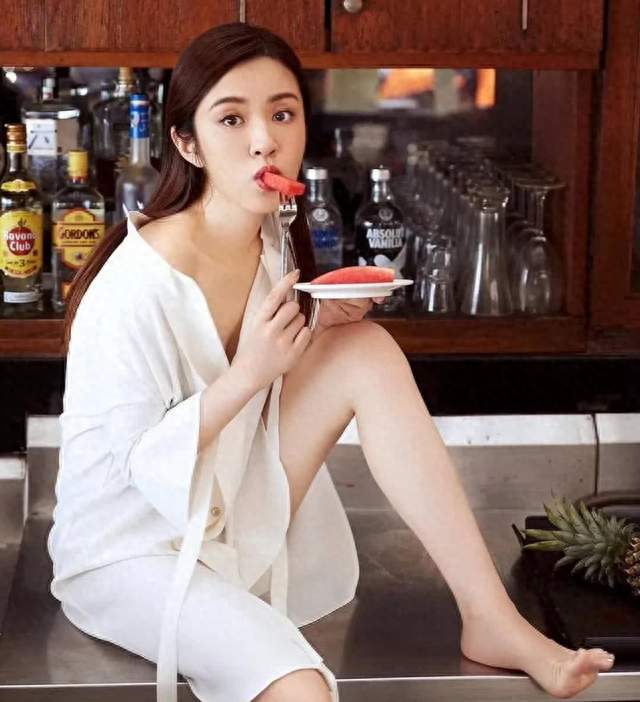 王晓晨这组海岛赤脚美照，每一张都能直接当壁纸
