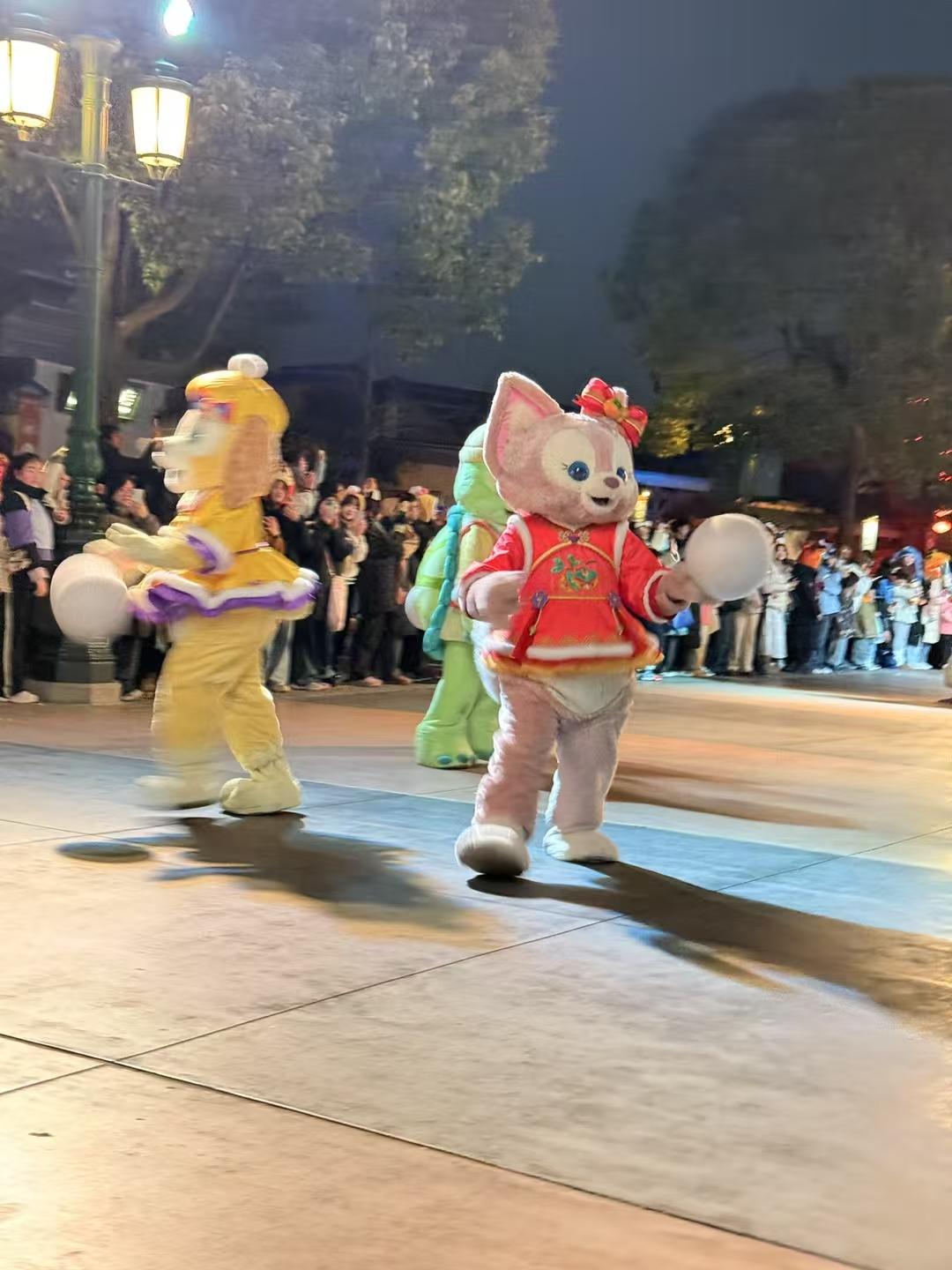 正月十四月半弯，恰似福船扬风帆。载走去年愁与苦，运来今朝甘和甜。身体倍棒少跑医，