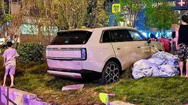澎程试驾车冲上绿化带，当事用户反倒锁单，反转背后你怎么看？