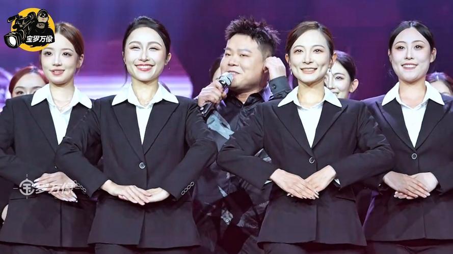 岳云鹏西安演唱会伴舞团迎来大换血，将此前爆火的魔性男模团替换为清一色美女舞团。新